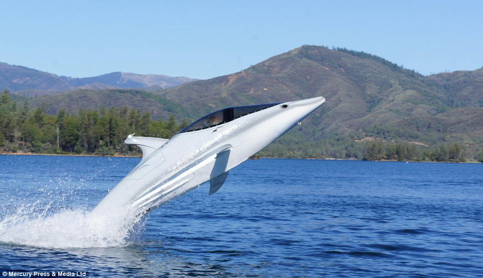 體驗(yàn)躍出水面快感！美商家用戰(zhàn)機(jī)改裝“機(jī)械鯊魚”