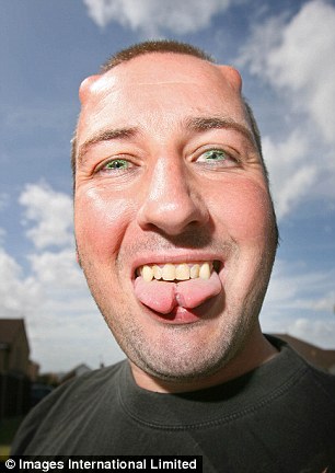 紅眼舌分叉植入犄角 英國男子斥巨資變身“魔鬼”