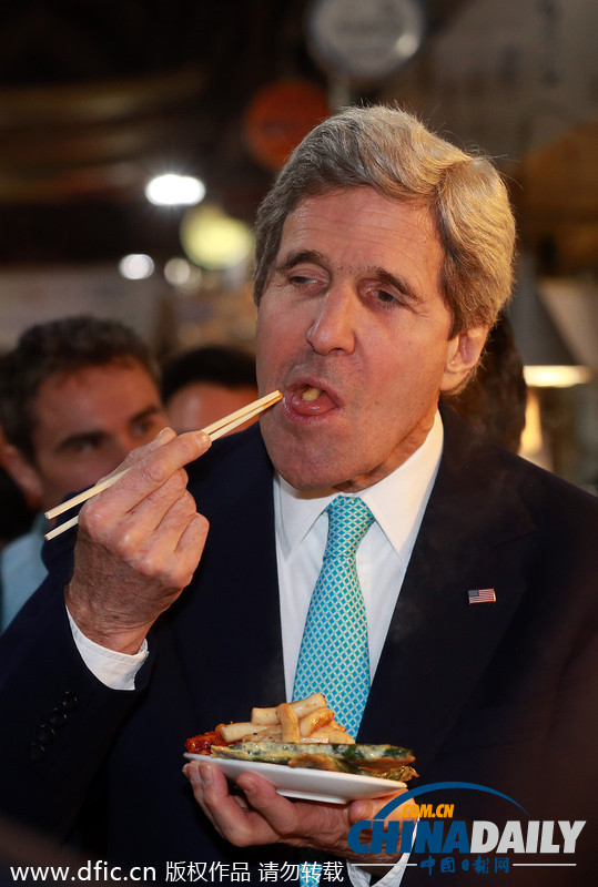 美國務卿克里逛韓國市場 吐舌吃品嘗炒年糕