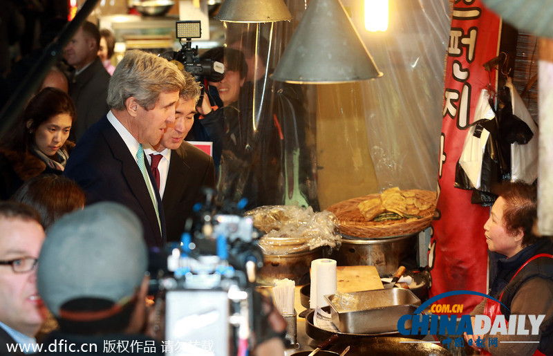 美國務卿克里逛韓國市場 吐舌吃品嘗炒年糕