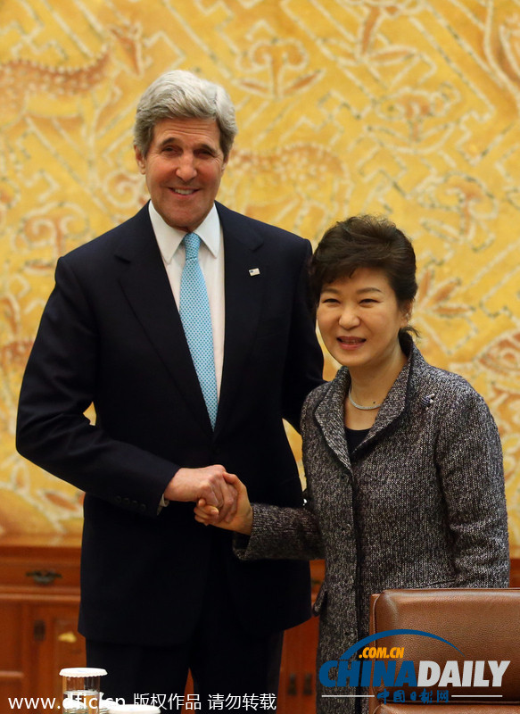 美國務卿克里逛韓國市場 吐舌吃品嘗炒年糕