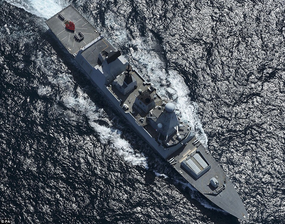 浪漫情人節：英國皇家海軍船員甲板上拼“我愛你”