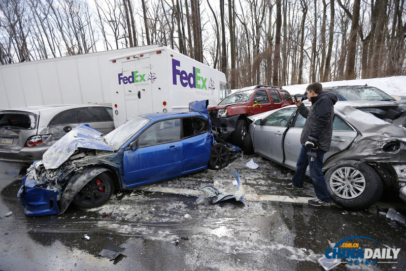 美車(chē)輛連環(huán)相撞致多車(chē)報(bào)廢場(chǎng)面慘烈 或因路滑引起
