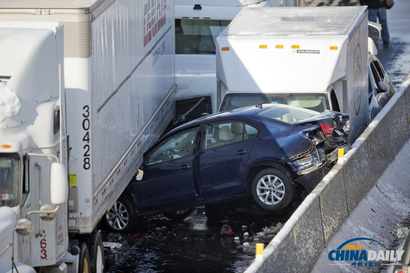 美車輛連環(huán)相撞致多車報廢場面慘烈 或因路滑引起