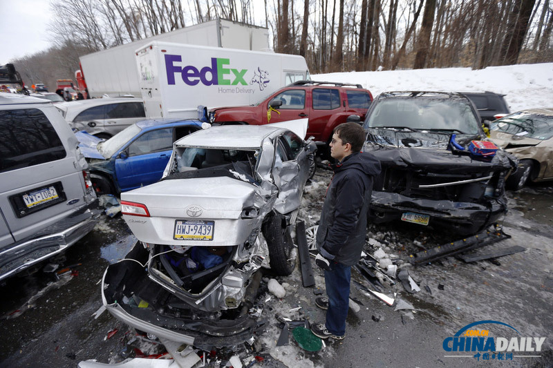 美車(chē)輛連環(huán)相撞致多車(chē)報(bào)廢場(chǎng)面慘烈 或因路滑引起