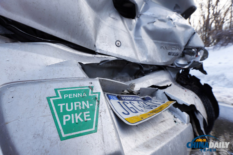 美車輛連環相撞致多車報廢場面慘烈 或因路滑引起