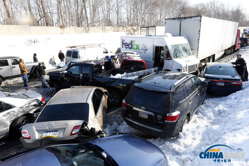 美車輛連環相撞致多車報廢場面慘烈 或因路滑引起