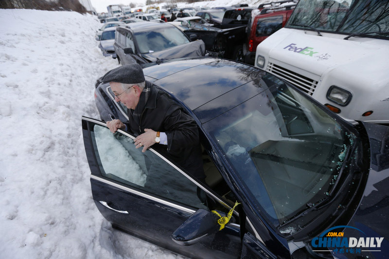 美車輛連環(huán)相撞致多車報廢場面慘烈 或因路滑引起