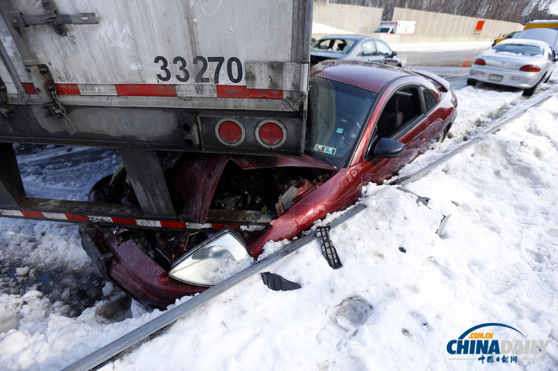 美車輛連環相撞致多車報廢場面慘烈 或因路滑引起