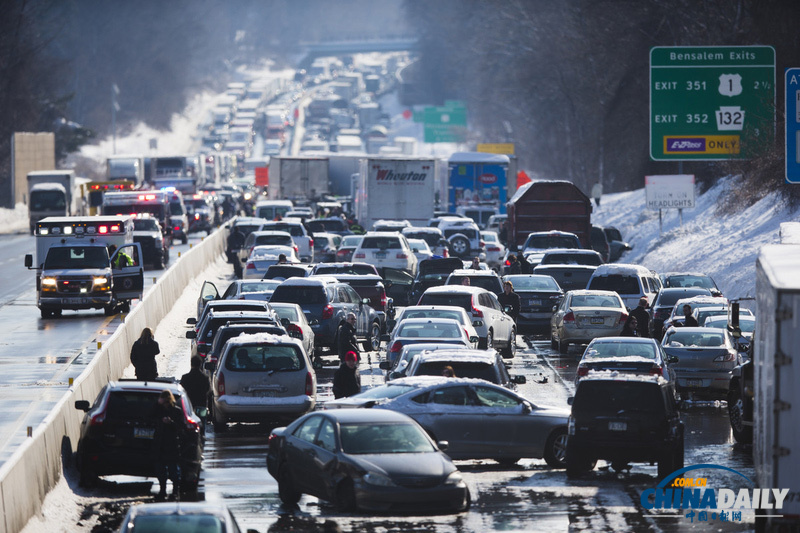 美車輛連環(huán)相撞致多車報(bào)廢場(chǎng)面慘烈 或因路滑引起