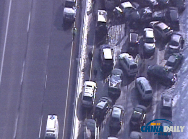 美車輛連環(huán)相撞致多車報廢場面慘烈 或因路滑引起