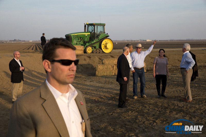 奧巴馬視察農(nóng)場(chǎng)旱情 安保嚴(yán)密直升機(jī)護(hù)駕如臨大敵