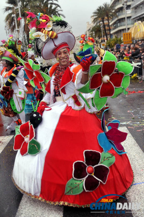 法國(guó)尼斯狂歡節(jié)開幕 首場(chǎng)上演“鮮花大戰(zhàn)”