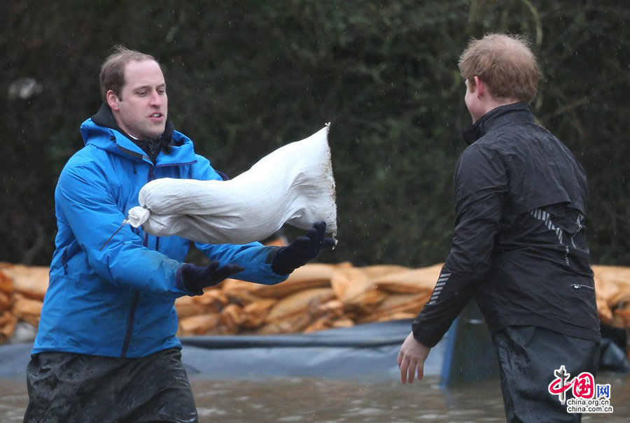 英國王子搬沙袋抗洪 批媒體記者圍觀不幫忙