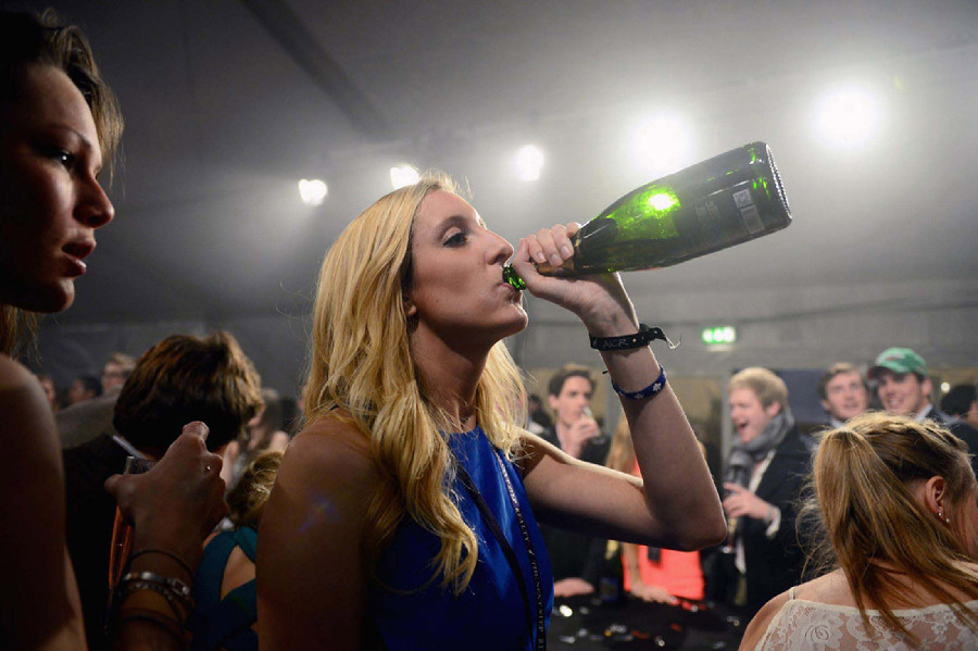 裙下之臣再現(xiàn)： 凱特“第二”著透明裙俘獲威廉“第二”