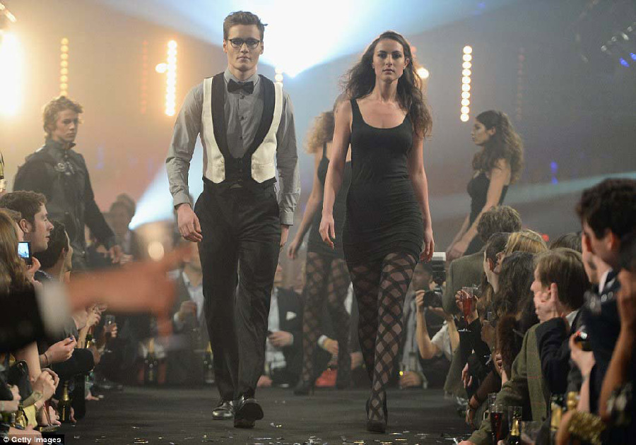 裙下之臣再現： 凱特“第二”著透明裙俘獲威廉“第二”