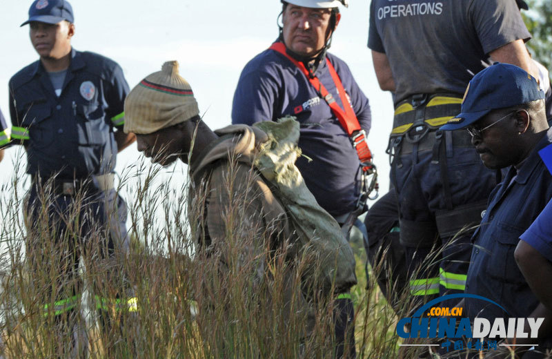 南非230名盜挖金礦礦工被困井下 人員陸續(xù)獲救