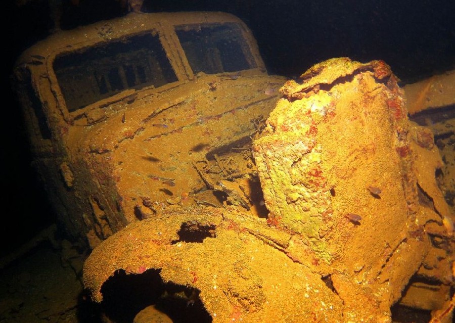 英女攝影師探秘最大水下二戰船舶墓地 日軍曾駐扎