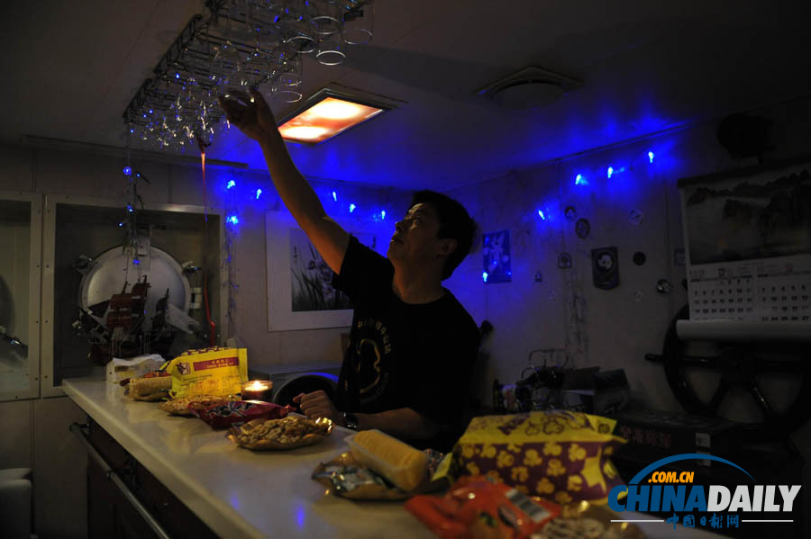 “雪龍”號(hào)開(kāi)放酒吧 以調(diào)節(jié)單調(diào)枯燥海上生活