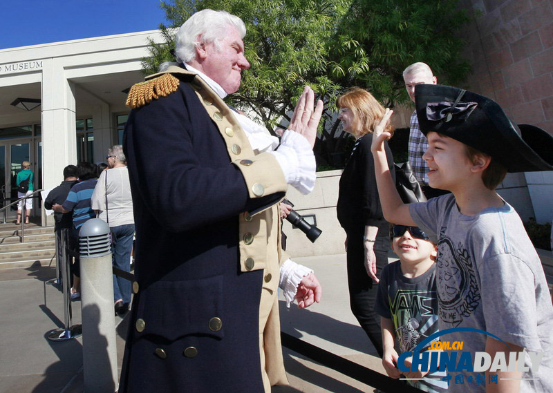 美國慶祝“總統日” 山寨總統歡迎游客秀親民