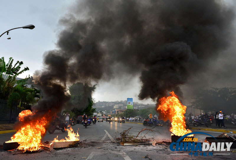 委內瑞拉反政府示威持續 反對派領導人穿白衣現身