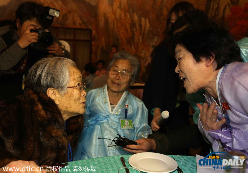 親兄弟抱頭痛哭老姐妹直抹眼淚 朝韓離散家屬重聚場(chǎng)面感人