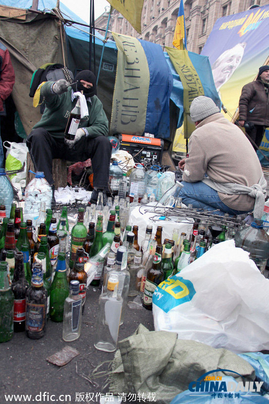 烏克蘭沖突持續示威者陳尸廣場 總統“休戰”承諾未能兌現