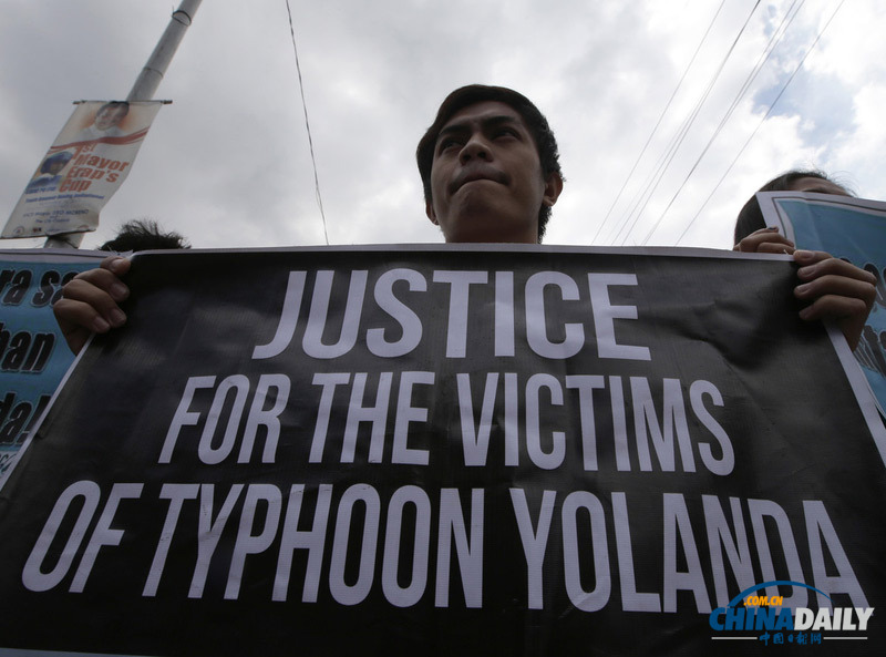 菲律賓民眾朝“阿基諾”扔雞蛋 抗議其拒絕向災民發補助金