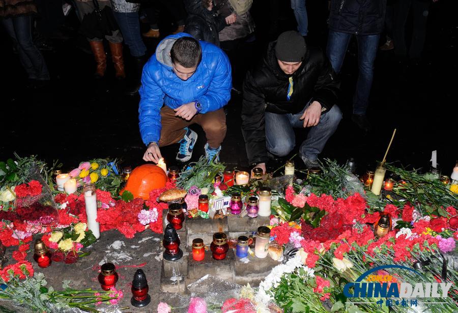 烏克蘭民眾雨中悼念死難者 季莫申科現身獨立廣場