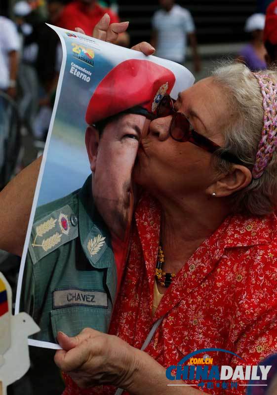 委內(nèi)瑞拉數(shù)萬民眾游行支持馬杜羅 與反對派街頭對峙