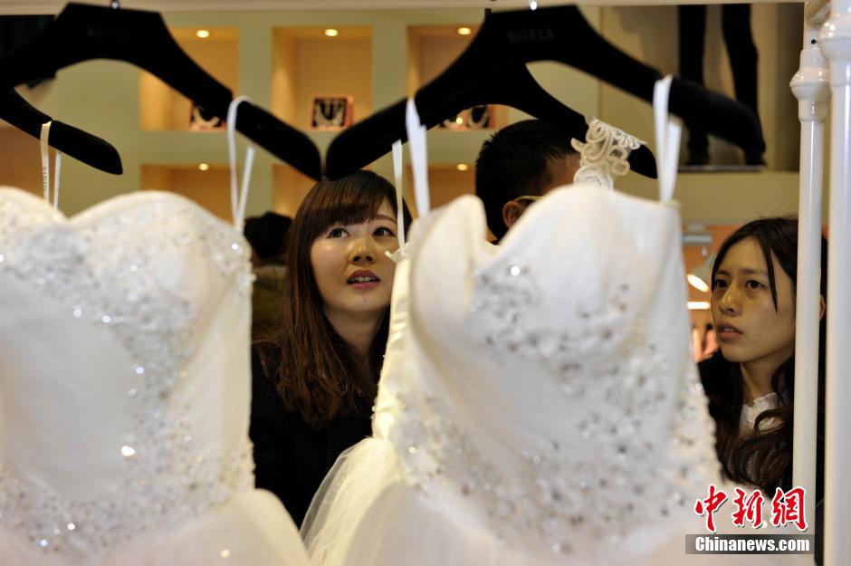 2萬對新人扎堆成都婚慶博覽會(huì)