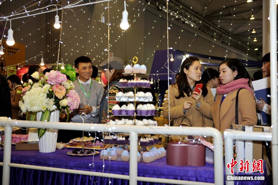 2萬對新人扎堆成都婚慶博覽會