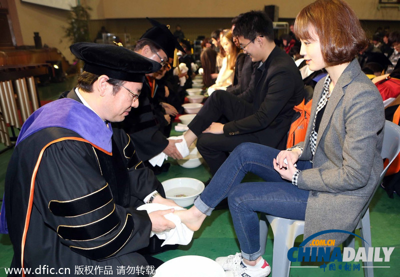 韓國大學校長教授為學生集體洗腳表達關愛(圖)