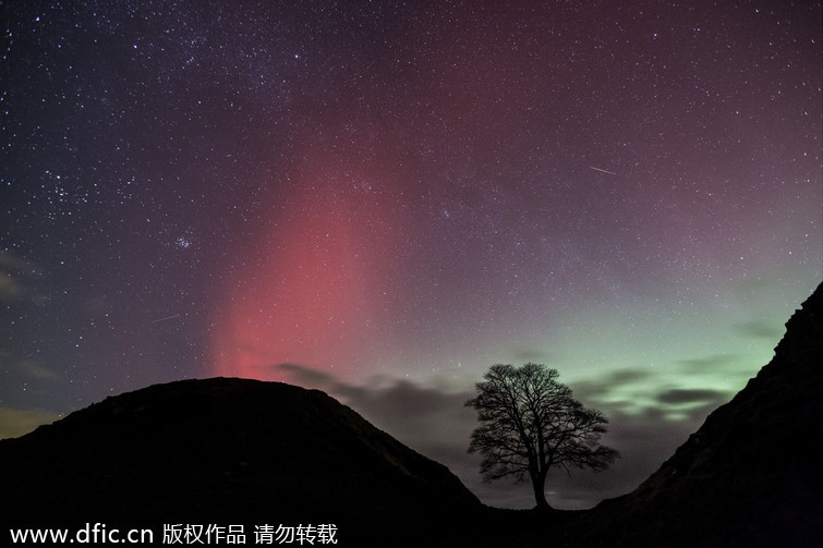 英國現炫美北極光 與燈塔交相輝映