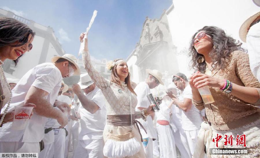 西班牙白色狂歡節 享受刺激爽身粉大戰
