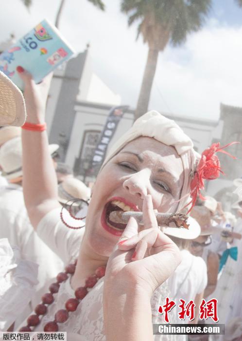 西班牙白色狂歡節 享受刺激爽身粉大戰