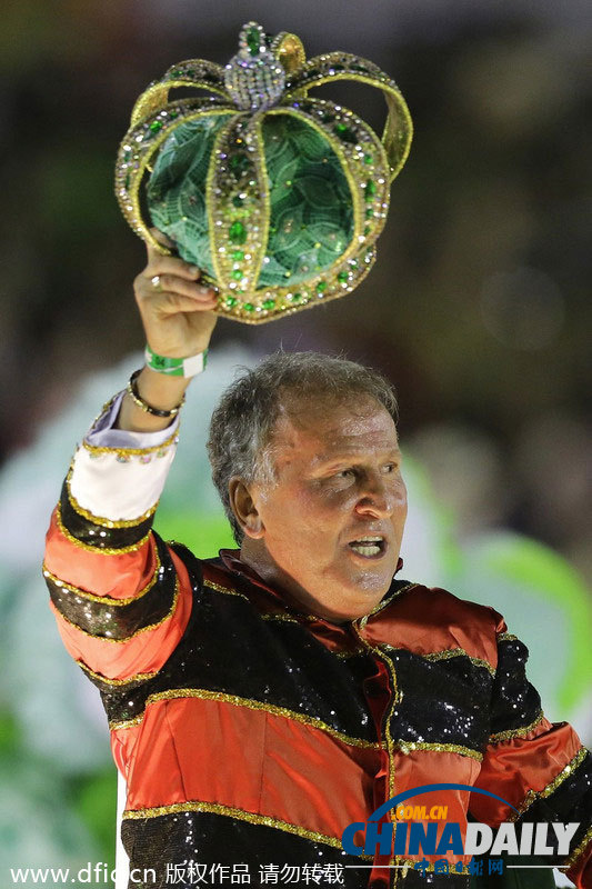 巴西狂歡節足球味濃 兩大名將為游覽車保駕護航