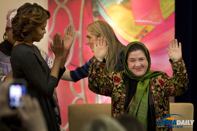 米歇爾參觀育英學校聽學生講中國之行 為訪華做準備