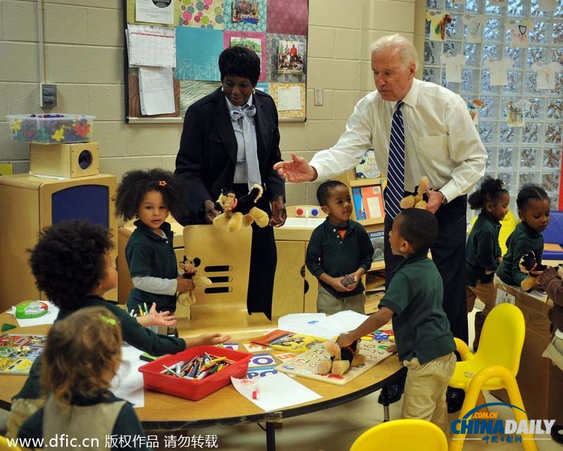 美副總統看望學前班兒童 賣萌搞怪不忘為選舉籌款