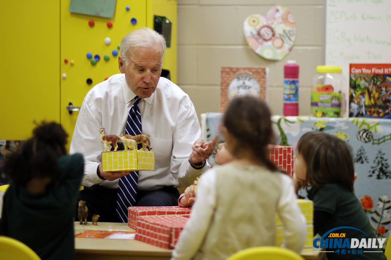 美副總統看望學前班兒童 賣萌搞怪不忘為選舉籌款