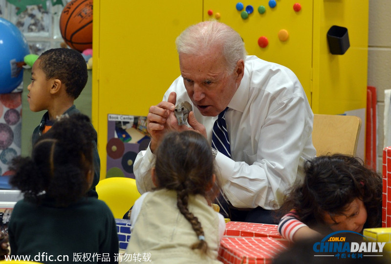 美副總統看望學前班兒童 賣萌搞怪不忘為選舉籌款