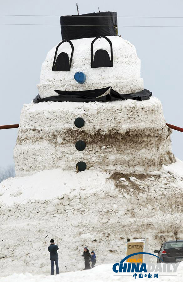 美國農(nóng)民堆出15米高雪人 引游客駐足留念