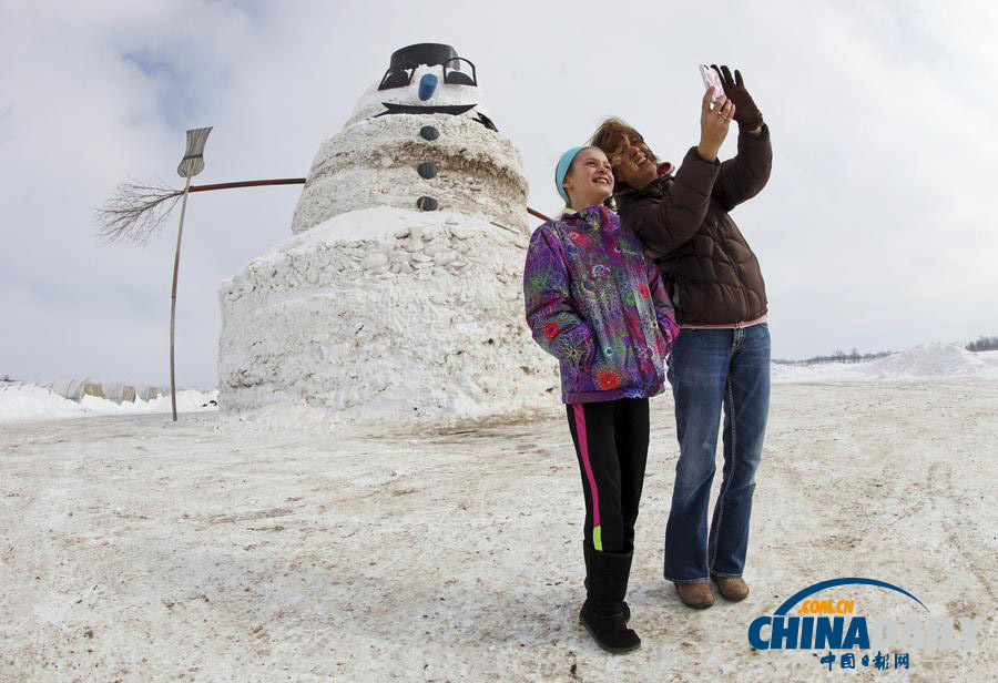 美國農(nóng)民堆出15米高雪人 引游客駐足留念