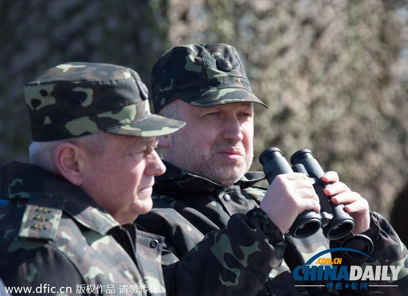 烏克蘭代總統(tǒng)觀看烏地面軍隊軍事演習(xí)