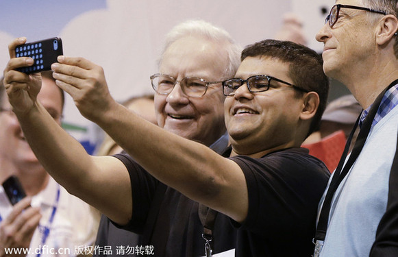 巴菲特2014股東大會(huì)“賣萌”