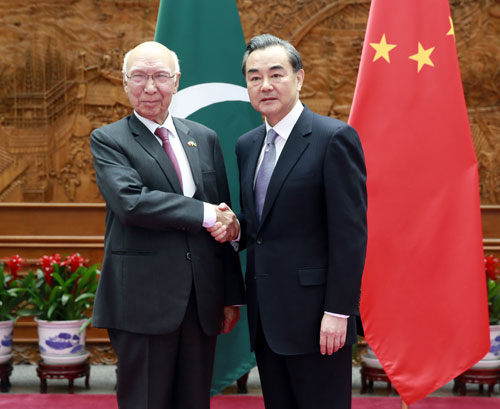 王毅會(huì)見巴基斯坦總理外事顧問(wèn)阿齊茲