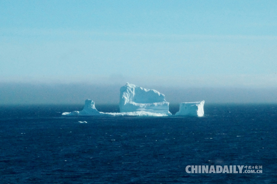 加拿大沿海小鎮(zhèn)現(xiàn)巨大冰山 民眾爭相來“看山”