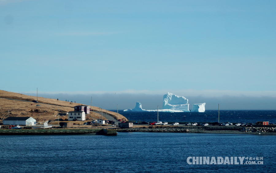 加拿大沿海小鎮現巨大冰山 民眾爭相來“看山”