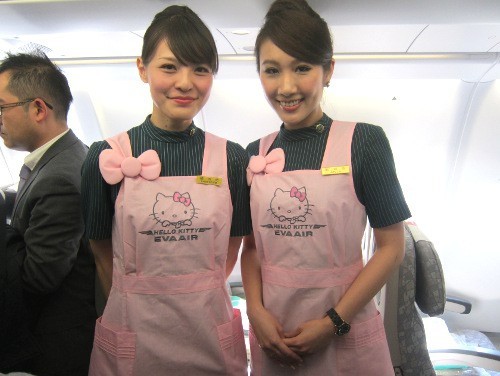 臺灣超萌Hello Kitty飛機 空姐更萌