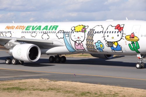 臺灣超萌Hello Kitty飛機 空姐更萌